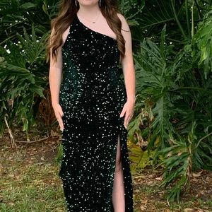 Sophia Thomas emerald green prom dress.